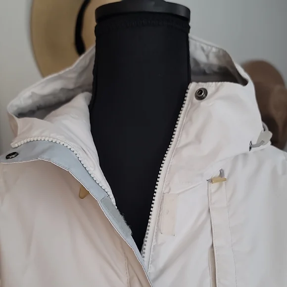 Columbia Women's White and Light Blue Ski Jacket - Picture 3 of 16